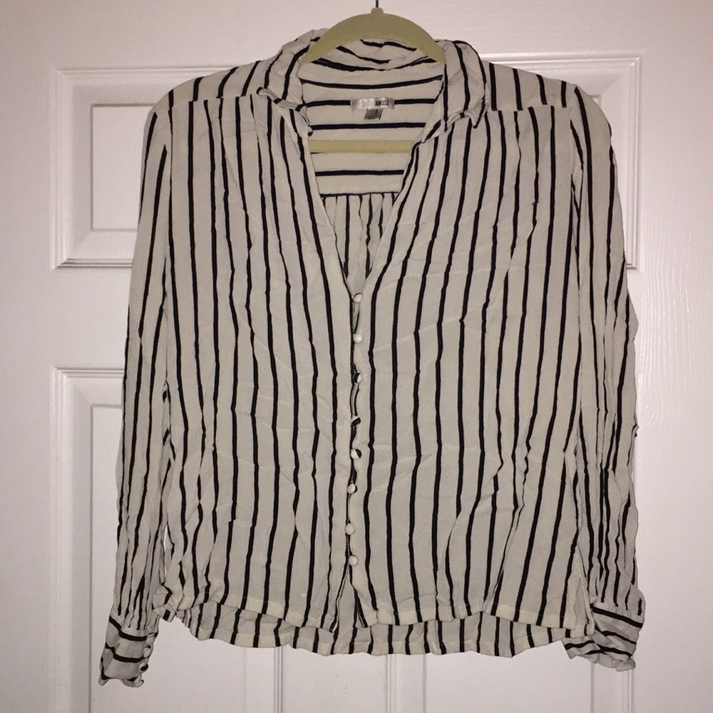 Striped dressshirt. Cropped length.